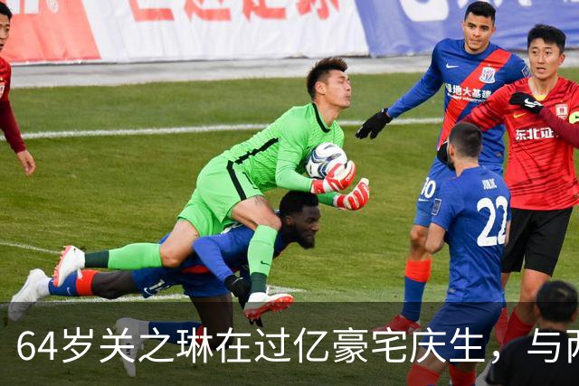 64岁关之琳在过亿豪宅庆生，与两只狗相伴合照，身后墙上挂满名画